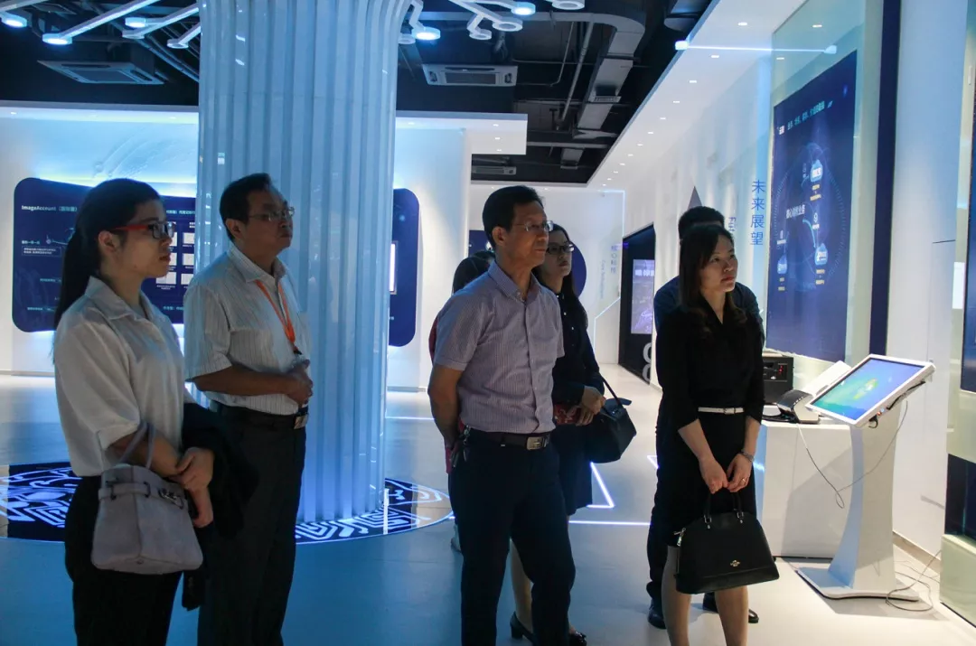 唯你网副总裁赵勇在智造未来展厅向来宾介绍了公司创业历程和业务发展情况